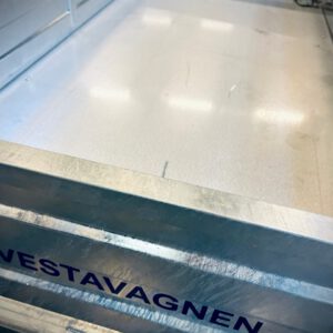 Skyddsplåt till tippinsatsflak Ranger